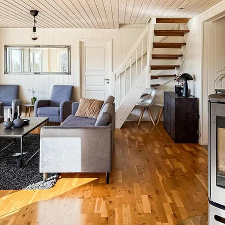 4 Bedroom Cozy In Lindesnes *