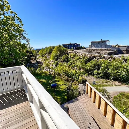4 Bedroom Cozy In Lindesnes بيت للعطل