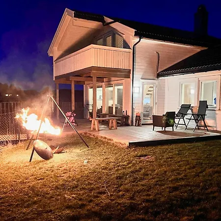4 Bedroom Cozy In Lindesnes