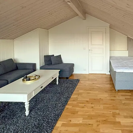 4 Bedroom Cozy In Lindesnes بيت للعطل